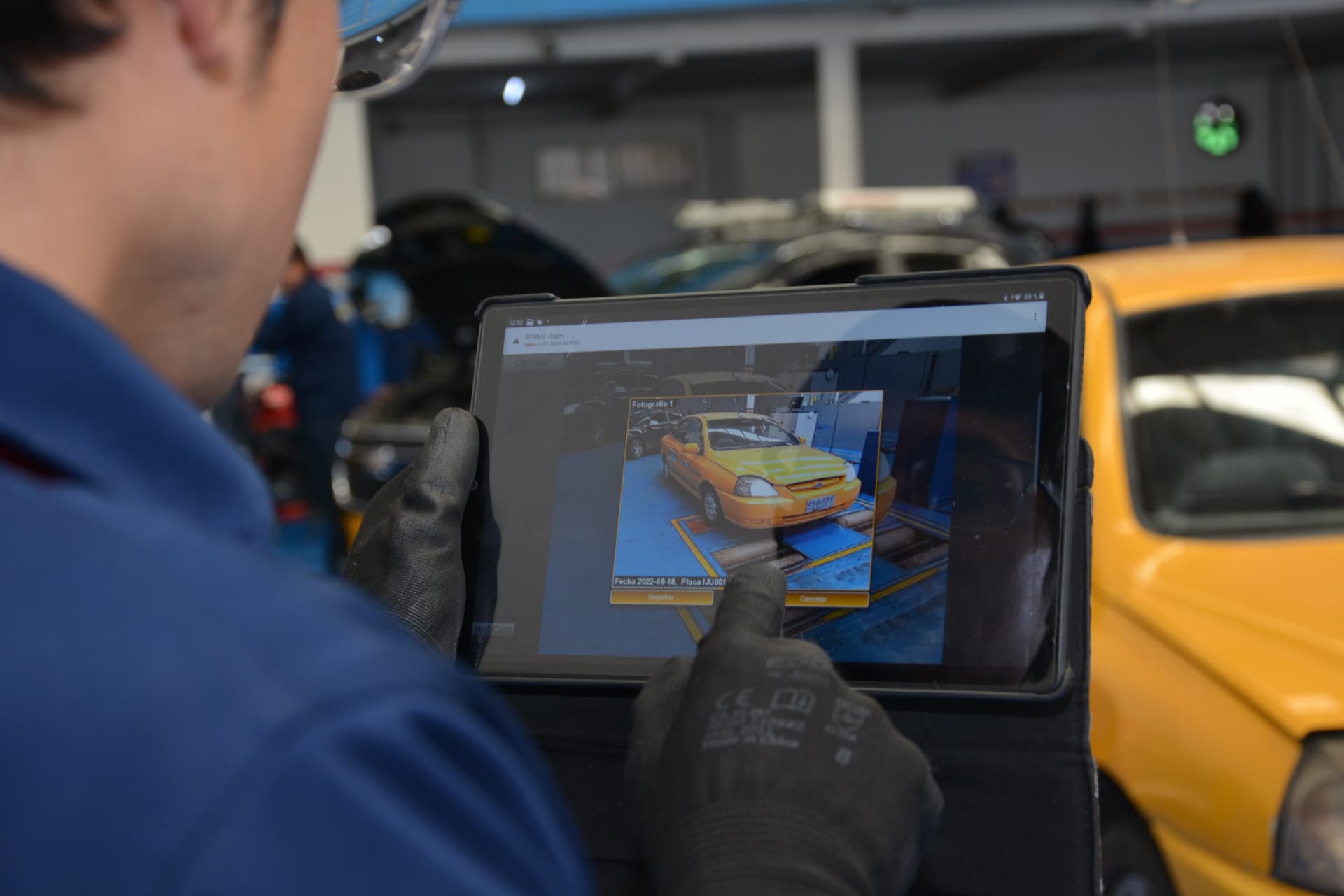 Operario registrando la evidencia fotográfica de la inspección en tableta