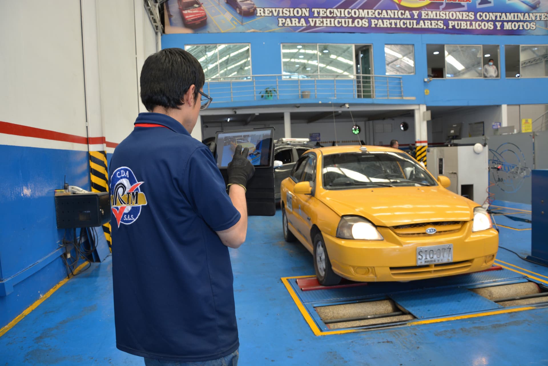Técnico de CDA REVITEC registrando la inspección de un taxi en tableta