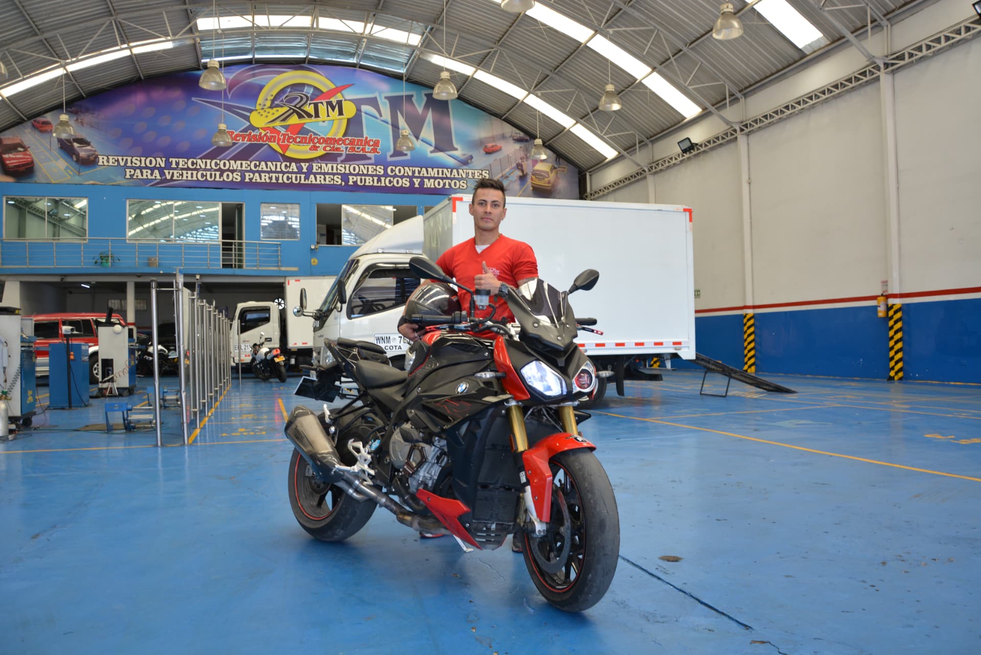 Motocicleta lista para la revisión técnico-mecánica en CDA REVITEC Bogotá