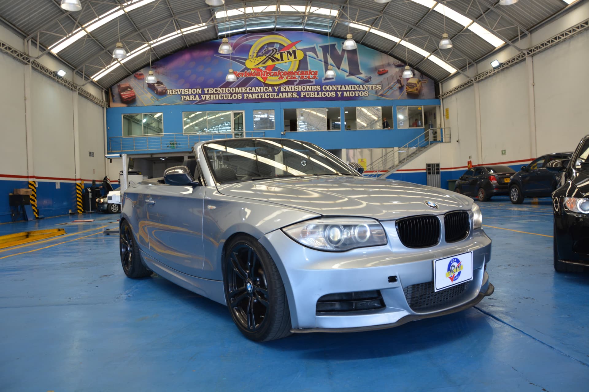 Convertible gris en la nave de inspección de CDA REVITEC Bogotá