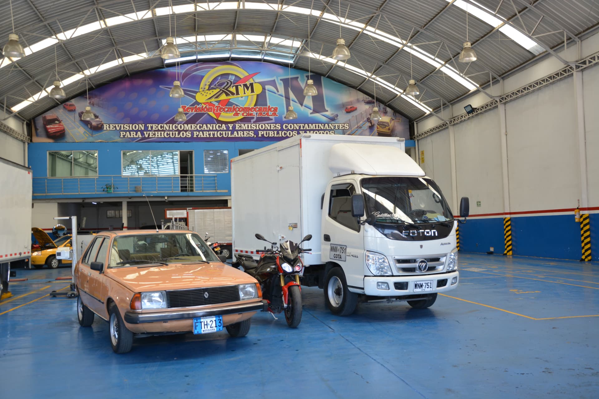 Camión de carga, moto y automóvil en las instalaciones de CDA REVITEC