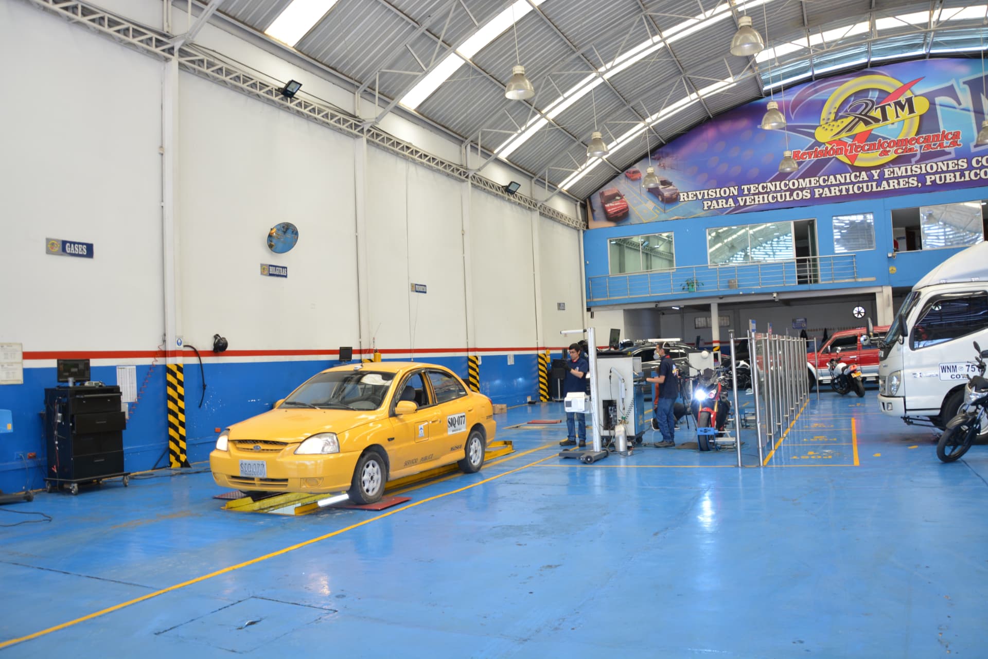 Taxi en la línea de frenos y suspensión de CDA REVITEC Bogotá