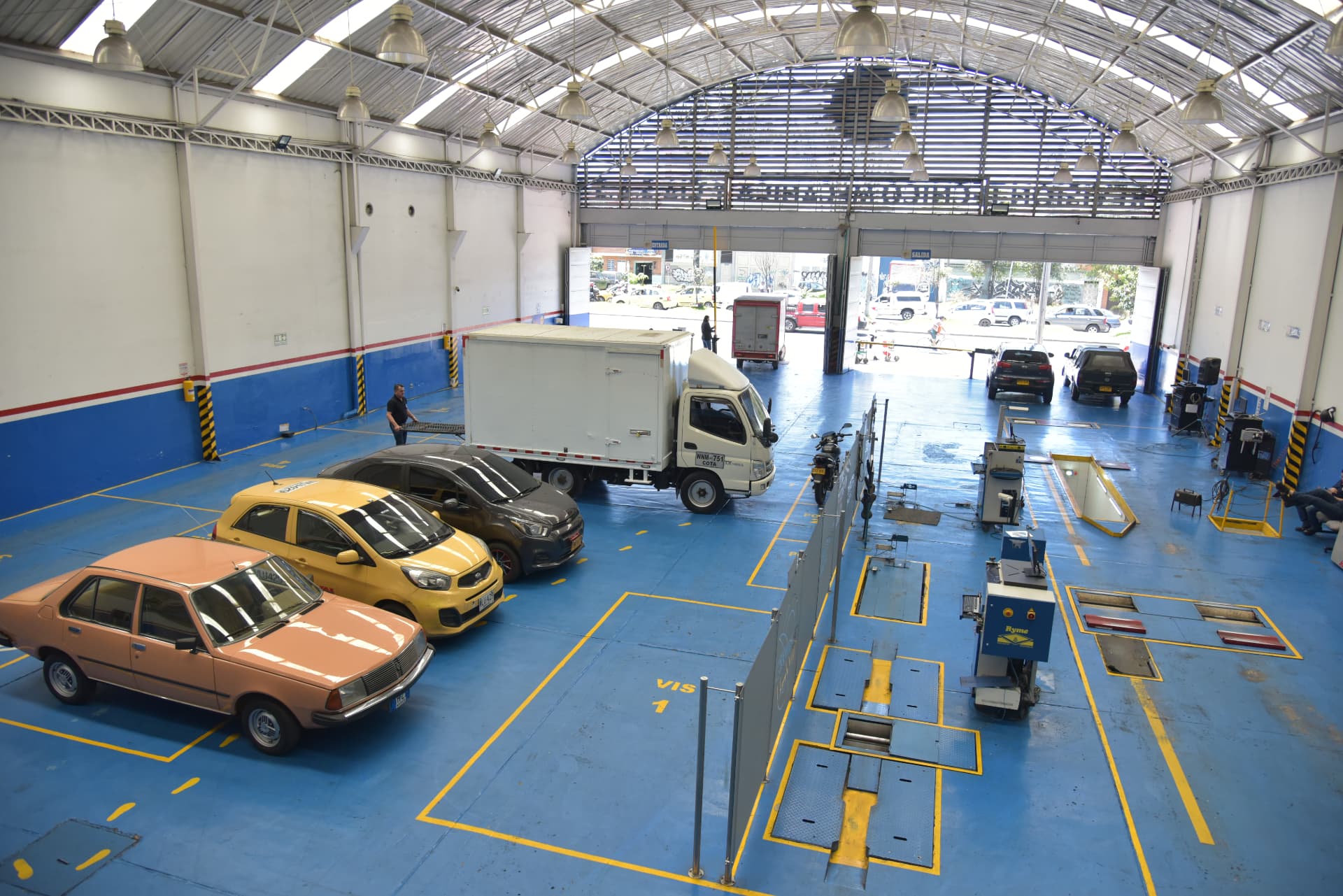 Vista panorámica de las líneas de inspección de CDA REVITEC Bogotá