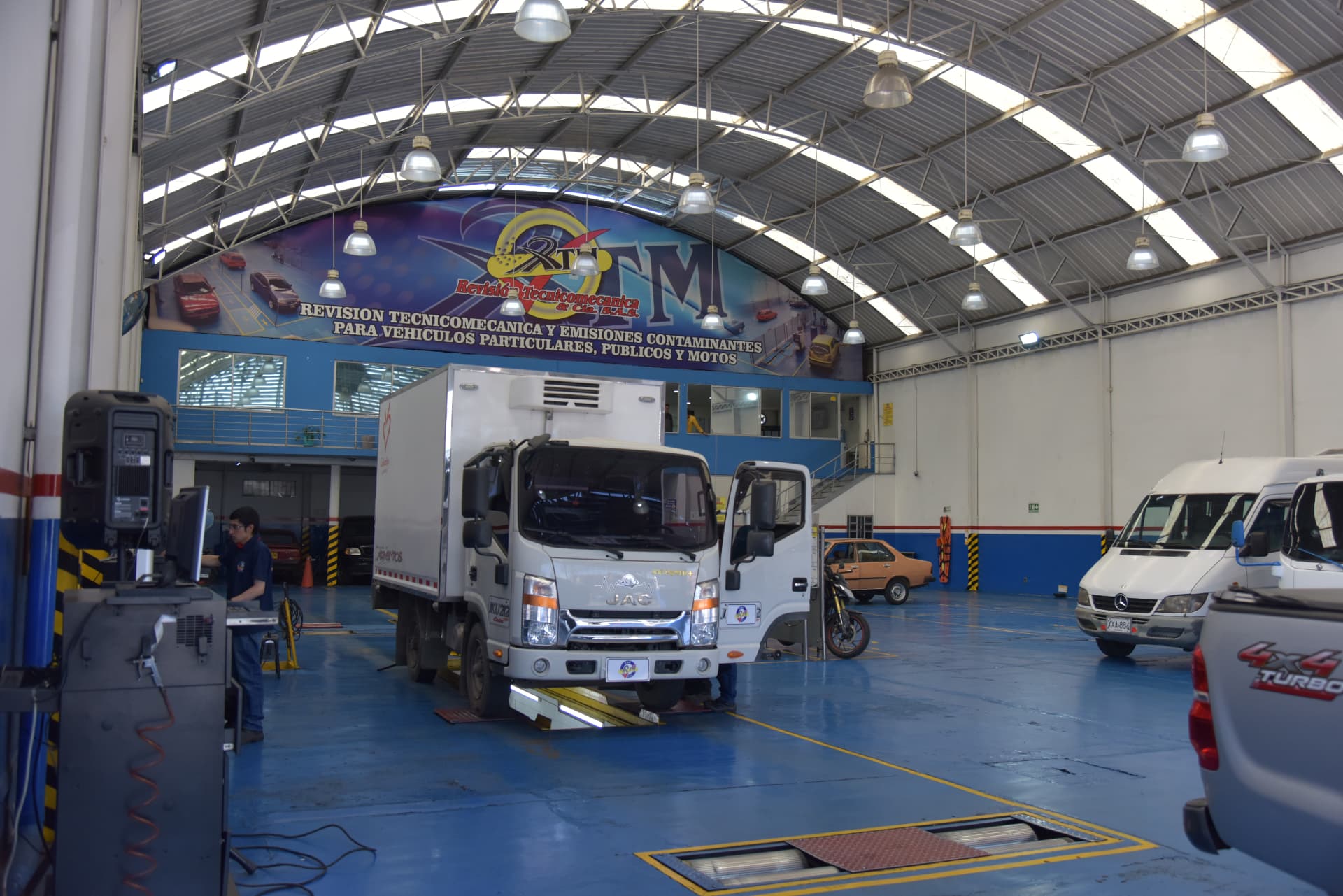 Inspección de vehículo de carga en CDA REVITEC Bogotá